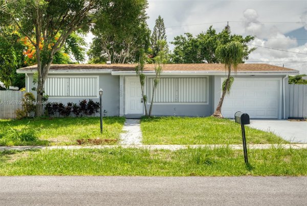 658 SW 1st Ct Boynton Beach, FL 33426
