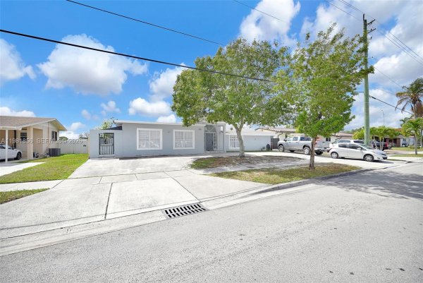 756 W 53rd St Hialeah, FL 33012