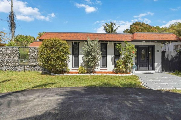 1321 NE 148th St Miami, FL 33161