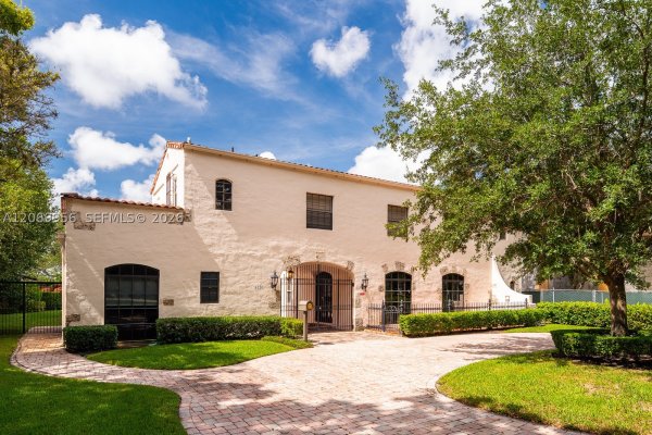 4128 Pinta Ct Coral Gables, FL 33146