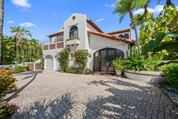 23 Sloans Curv Palm Beach, FL 33480