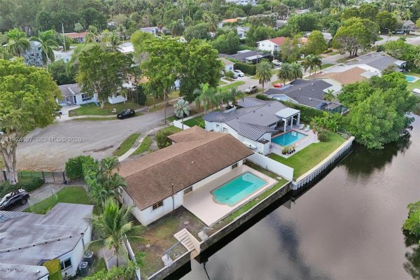 2371 NE 193rd St Miami, FL 33180