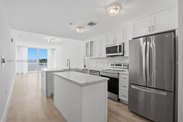 6580 Indian Crk Dr #304 Miami Beach, FL 33141