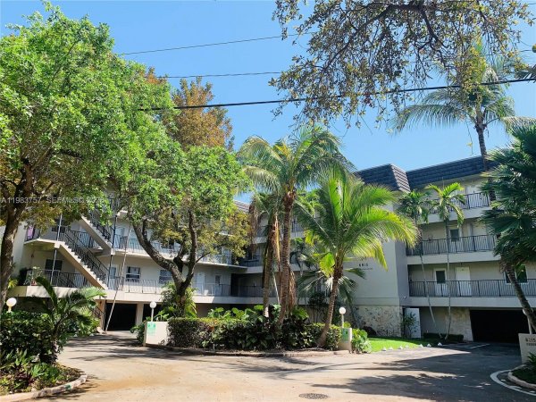 6815 Edgewater Dr #105 Coral Gables, FL 33133
