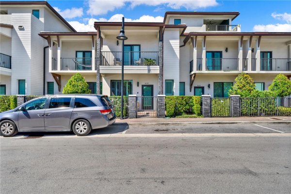 8319 NW 49th St Doral, FL 33166