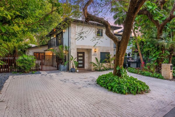 4046 El Prado Blvd Miami, FL 33133