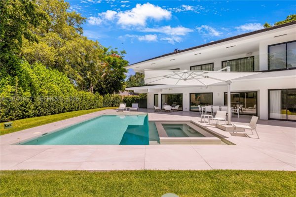 7180 E Lago Dr Coral Gables, FL 33143