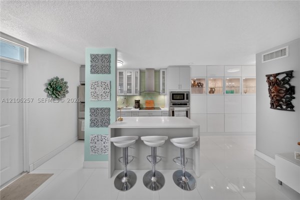 335 Collins #203 Miami Beach, FL 33139