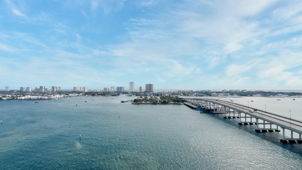 2640 Lake Shr #1710 Riviera Beach, FL 33404