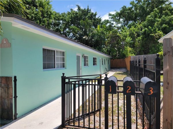 1010 NW 3rd Hallandale Beach, FL 33009