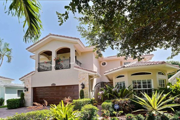 512 NE 12th Fort Lauderdale, FL 33301