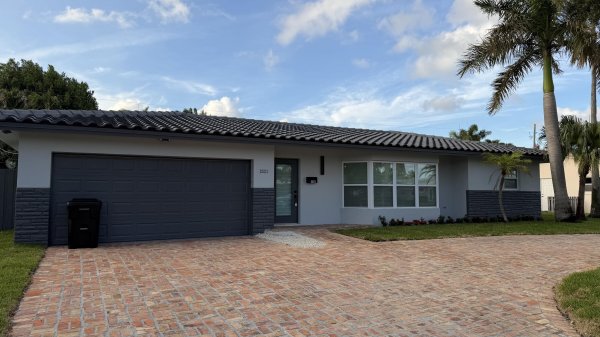 2521 NE 45th Lighthouse Point, FL 33064