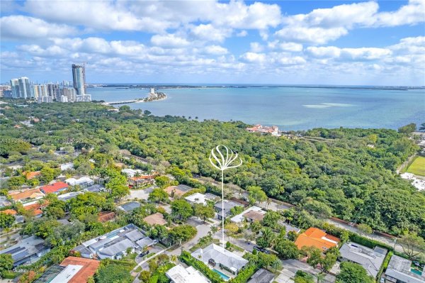 290 E Shore Dr E Miami, FL 33133