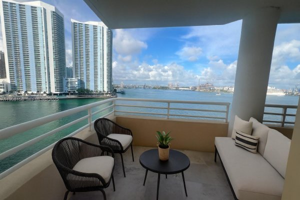 888 Brickell Key Dr #806 Miami, FL 33131