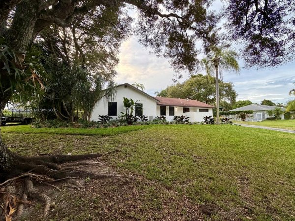 Undisclosed Address Palmetto Bay, FL 33157