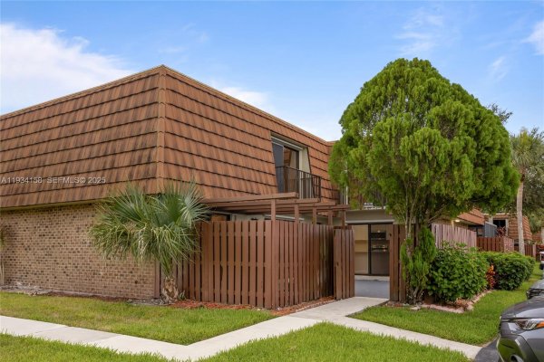 1170 SW 118th Ter Davie, FL 33325