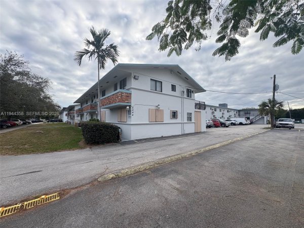 4444 SW 67th Ave #6 Miami, FL 33155