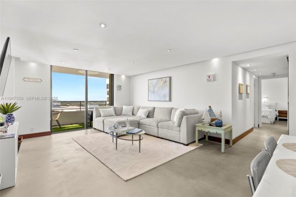 2500 Parkview Dr #2319 Hallandale Beach, FL 33009