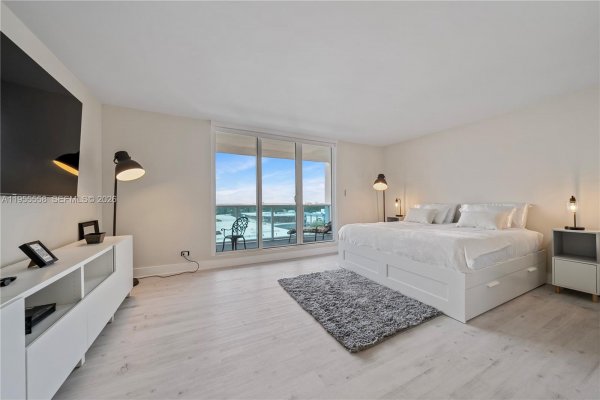 2301 Collins Ave #1130 Miami Beach, FL 33139