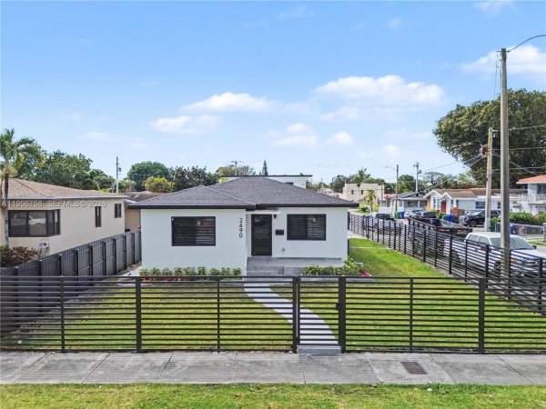 2490 SW 17th St Miami, FL 33145