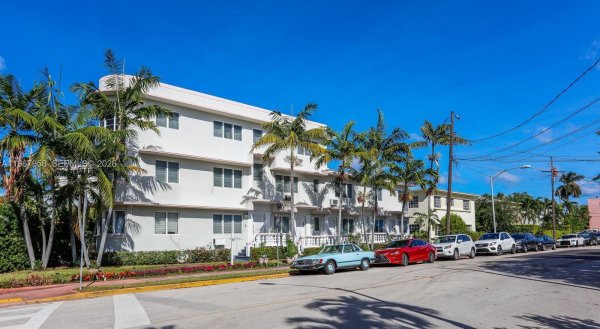 841 W 40th St #2 Miami Beach, FL 33140