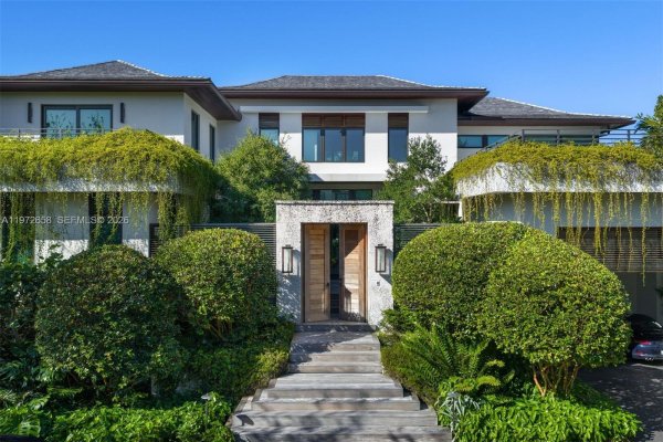 6850 Sunrise Ct Coral Gables, FL 33133