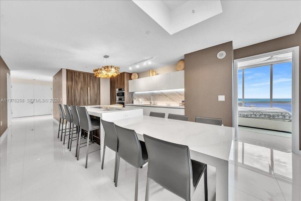 851 NE 1st Ave #3711 Miami, FL 33132