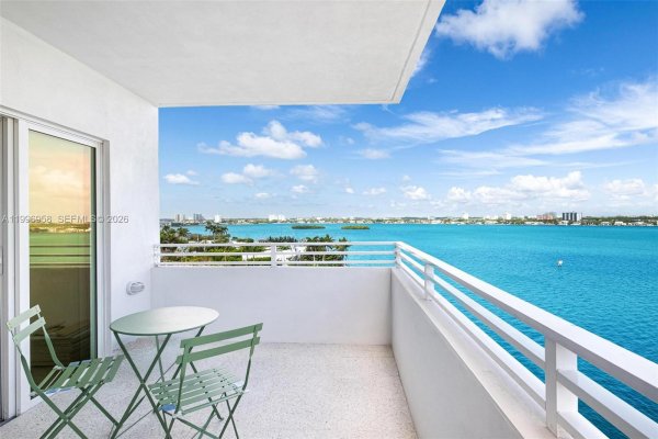 10300 W Bay Hbr Dr #9D Bay Harbor Islands, FL 33154