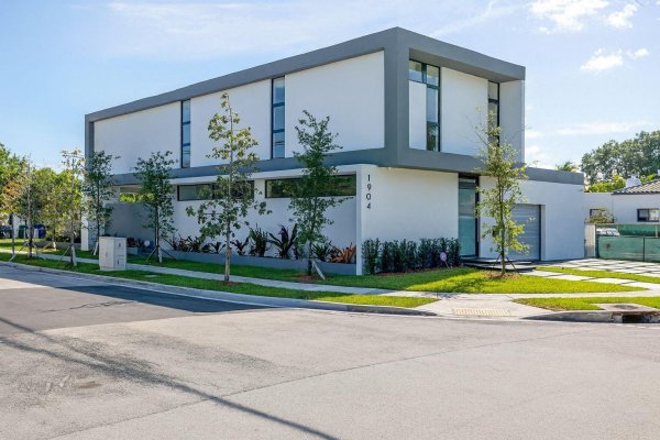 1904 SW 22nd Ter Miami, FL 33145