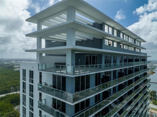16385 Biscayne Blvd #PH4 North Miami Beach, FL 33160