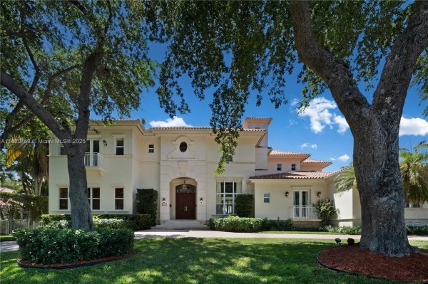 180 Solano Prado Coral Gables, FL 33156 180 Solano Prado Coral Gables, FL 33156