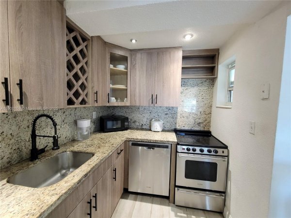 8609 SW 68th Ct #5 Pinecrest, FL 33156