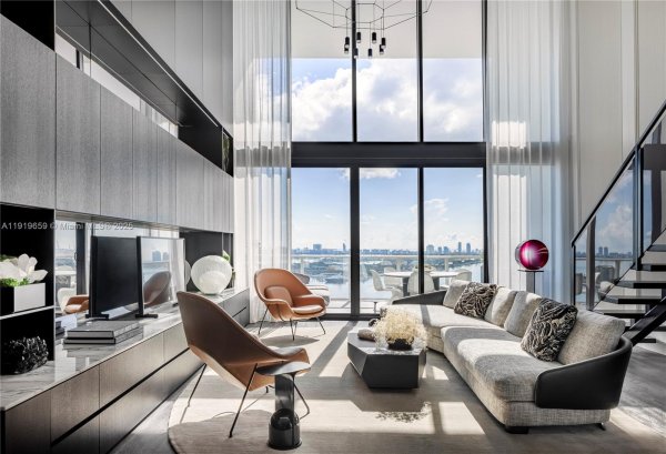 1040 Biscayne Blvd #2202 Miami, FL 33132