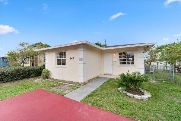 745 NW 3rd Ct Hallandale Beach, FL 33009