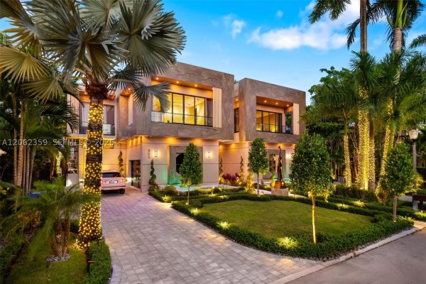 905 Belle Meade Is Dr Miami, FL 33138