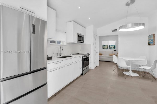 836 W 40th St #3 Miami Beach, FL 33140