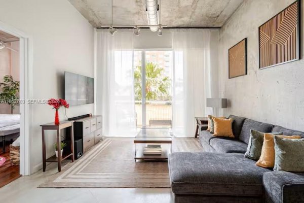 2001 Biscayne Blvd #3401 Miami, FL 33137