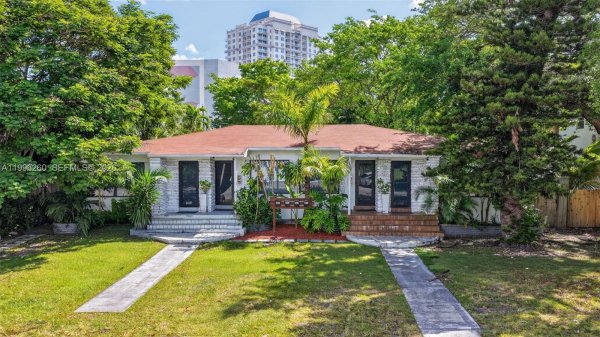 7811 NE 10th Ct Miami, FL 33138