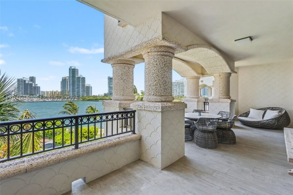 7042 Fisher Is Dr #7042 Miami Beach, FL 33109