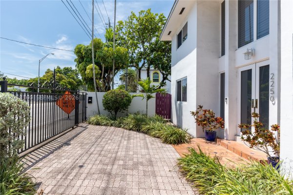 2250 SW 17th Ave Miami, FL 33145