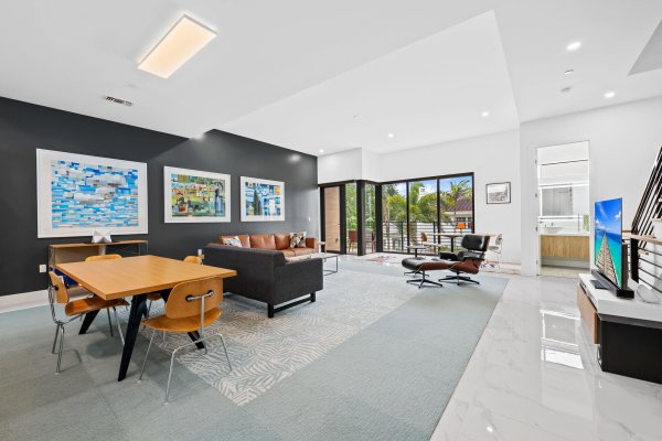 818 NE 2nd Fort Lauderdale, FL 33301