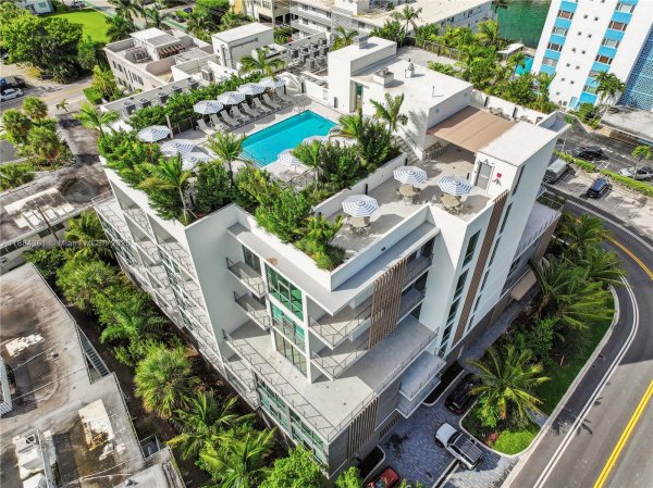 10281 W Bay Hbr Dr #601 PH Bay Harbor Islands, FL 33154