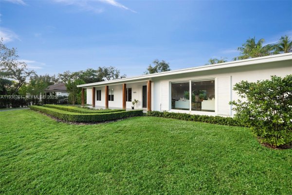 5835 SW 100th Ter Pinecrest, FL 33156