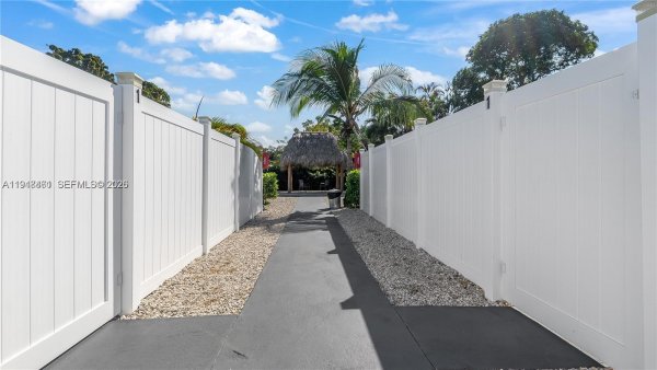 1702 SW 20th St Fort Lauderdale, FL 33315