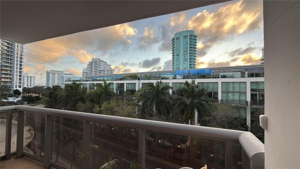 6039 Collins Ave #635 Miami Beach, FL 33140