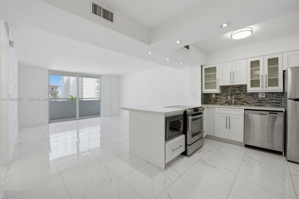 1658 Bay Rd #703 Miami Beach, FL 33139