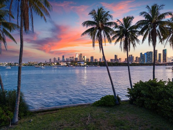 1228 S Venetian Way Miami, FL 33139