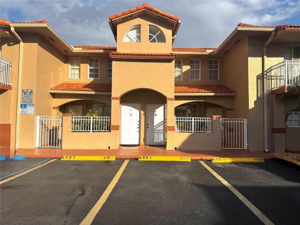6951 W 29th #206 Hialeah, FL 33018