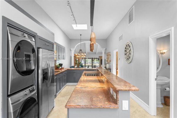 2665 S Parkview Dr Hallandale Beach, FL 33009