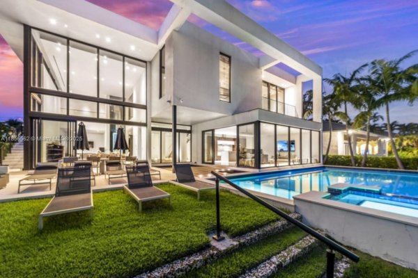 418 Sunset Dr Hallandale Beach, FL 33009